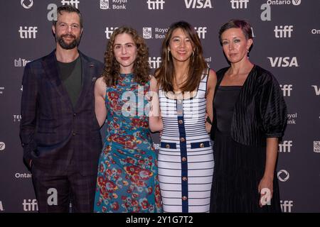 Brian McOmber, Emma D. Miller, Elizabeth Lo et Charlotte Munch Bengtsen assistent à la première de Mistress Dispeller au Festival international du film de Toronto. Une femme d'âge moyen en Chine commence à voir des fissures dans son long mariage alors que son mari se retire de son affection. Elle découvre bientôt qu'il envoie un texto à une jeune femme. Faisant face au chagrin, mais toujours engagée à sauver son mariage, elle demande l'aide de Wang Zhenxi, une «maîtresse dispeller» établie, connue pour mettre fin aux affaires extraconjugales. Banque D'Images