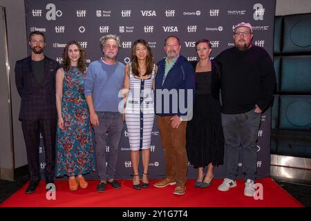 Brian McOmber, Emma D. Miller, Nick Shumaker, Josh Braun, Elizabeth Lo, Charlotte Munch Bengtsen et Matt Burke assistent à la première de Mistress Dispeller au Festival international du film de Toronto. Une femme d'âge moyen en Chine commence à voir des fissures dans son long mariage alors que son mari se retire de son affection. Elle découvre bientôt qu'il envoie un texto à une jeune femme. Faisant face au chagrin, mais toujours engagée à sauver son mariage, elle demande l'aide de Wang Zhenxi, une «maîtresse dispeller» établie, connue pour mettre fin aux affaires extraconjugales. Banque D'Images