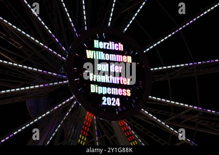 Dippemess 2024 in Frankfurt am main Die Botschaft Herzlich Willkommen auf der Frankfurter Dippemess 2024 leuchtet am Riesenrad auf der Dippemess in Frankfurt am main. Frankfurt am main Eissporthalle Hessen Deutschland *** Dippemess 2024 in Frankfurt am main le message Bienvenue au Frankfurt Dippemess 2024 s'allume sur la grande roue du Dippemess à Frankfurt am main Frankfurt am main Eissporthalle Hessen Allemagne 2024-09-06 FFM dippemess 08 Banque D'Images