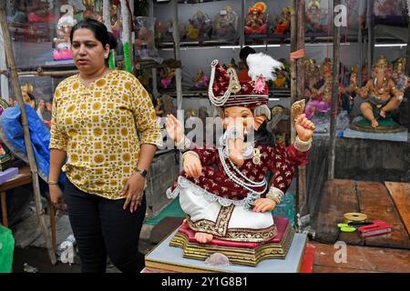 Mumbai, Inde. 06 septembre 2024. L'idole du Dieu hindou à tête d'éléphant Ganesh est gardée à l'extérieur de l'atelier pour être ramenée à la maison à la veille du festival Ganesh Chaturthi à Mumbai. Le festival de dix jours débutera demain, le 7 septembre, et se terminera le 17 septembre 2024. Crédit : SOPA images Limited/Alamy Live News Banque D'Images