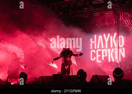 Izmir, Turquie. 06 septembre 2024. Hayko Cepkin se produit en direct sur scène. Dans le cadre de la 93e Foire internationale d’Izmir, Hayko Cepkin a donné un concert et rencontré ses fans. Hayko Cepkin, l'une des stars les plus populaires de Turquie, produit des œuvres dans les genres metal alternatif, post hardcore, rock anatolien et metal industriel. Hayko Cepkin est l'un des principaux noms en matière de musique rock et metal en Turquie et a une très grande base de fans. Crédit : SOPA images Limited/Alamy Live News Banque D'Images