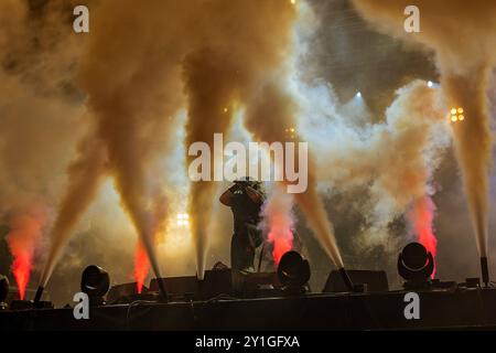 Izmir, Turquie. 06 septembre 2024. Hayko Cepkin se produit en direct sur scène. Dans le cadre de la 93e Foire internationale d’Izmir, Hayko Cepkin a donné un concert et rencontré ses fans. Hayko Cepkin, l'une des stars les plus populaires de Turquie, produit des œuvres dans les genres metal alternatif, post hardcore, rock anatolien et metal industriel. Hayko Cepkin est l'un des principaux noms en matière de musique rock et metal en Turquie et a une très grande base de fans. Crédit : SOPA images Limited/Alamy Live News Banque D'Images