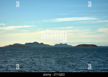 Vue des îles Cies et Estelas depuis Montereal à Bayona, Pontevedra, Espagne. L'image met en valeur les silhouettes robustes de l'archipel ag Banque D'Images