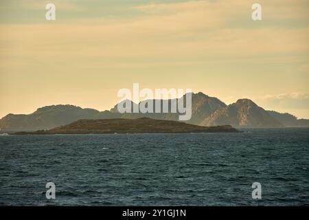 Vue des îles Cies et Estelas depuis Montereal à Bayona, Pontevedra, Espagne. L'image met en valeur les silhouettes robustes de l'archipel ag Banque D'Images