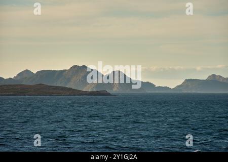 Vue des îles Cies et Estelas depuis Montereal à Bayona, Pontevedra, Espagne. L'image met en valeur les silhouettes robustes de l'archipel ag Banque D'Images