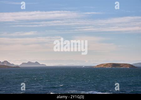 Vue des îles Cies et Estelas depuis Montereal à Bayona, Pontevedra, Espagne. L'image met en valeur les silhouettes robustes de l'archipel ag Banque D'Images