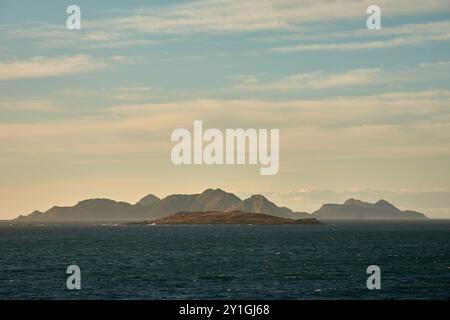 Vue des îles Cies et Estelas depuis Montereal à Bayona, Pontevedra, Espagne. L'image met en valeur les silhouettes robustes de l'archipel ag Banque D'Images