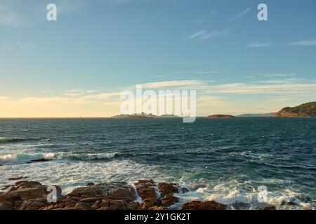 Vue panoramique depuis Montereal à Bayona, Pontevedra, Espagne, avec les majestueuses îles Cíes, les îles Estelas et Monteferro. La mise en surbrillance de l'image Banque D'Images