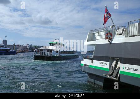 Stavanger, Norvège - 4 août 2024 le ferry électrique Medstraum quitte le port de Stavanger. Une partie du ferry Fjordlys avec drapeau est visible à t Banque D'Images