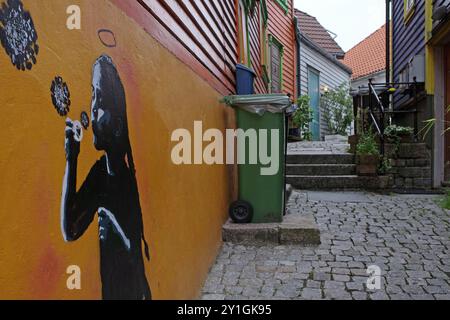 Stavanger, Norvège - 5 août 2024 Street art à Stavanger dans la rue colorée Fargegaten (rue des couleurs) C'est de l'artiste Vlek (Arne Vilh Banque D'Images