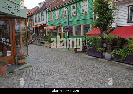 Stavanger, Norvège - 5 août 2024 Fargegaten (rue des couleurs) est l'attraction touristique numéro un à Stavanger. Le nom officiel de cette rue est Øvr Banque D'Images