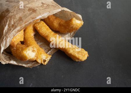 Gros plan de porra, similaire aux churros, est un petit déjeuner espagnol classique consommé avec du chocolat chaud ou du café avec du lait Banque D'Images