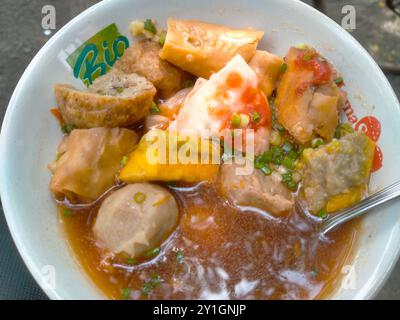 Vue des boulettes de viande typiques de Java oriental Banque D'Images