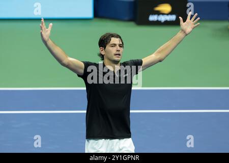 New York, Etats-Unis. 07 septembre 2024. Taylor Fritz des États-Unis célèbre sa victoire en demi-finale sur Frances Tiafoe des États-Unis lors du jour 12 de l'US Open, tournoi de tennis du Grand Chelem 2024 le 6 septembre 2024 au USTA Billie Jean King National Tennis Center à New York, États-Unis - photo Jean Catuffe/DPPI crédit : DPPI Media/Alamy Live News Banque D'Images