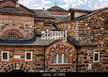 Une vue détaillée du Saint Ermitage de Timios Prodromos à Akritochori, en Grèce, mettant en valeur son architecture en pierre et son design complexe. Banque D'Images