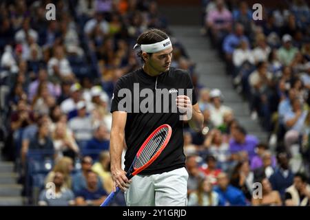 New York, États-Unis. 6 septembre 2024. Taylor Fritz, des États-Unis, réagit lors du match de demi-finale masculin contre Frances Tiafoe, des États-Unis, aux championnats de tennis de l'US Open 2024 à New York, États-Unis, le 6 septembre 2024. Crédit : Li Rui/Xinhua/Alamy Live News Banque D'Images