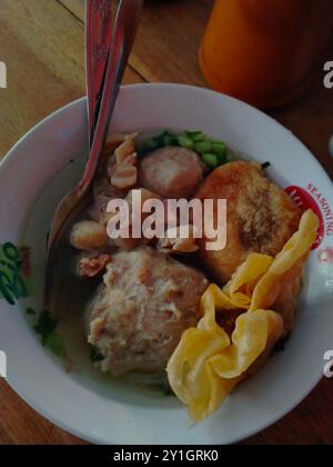 Vue des boulettes de viande typiques de Java oriental Banque D'Images