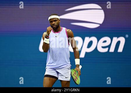 New York, États-Unis. 6 septembre 2024. Frances Tiafoe, des États-Unis, réagit lors du match de demi-finale masculin contre Taylor Fritz, des États-Unis, aux championnats de tennis de l'US Open 2024 à New York, États-Unis, le 6 septembre 2024. Crédit : Li Rui/Xinhua/Alamy Live News Banque D'Images