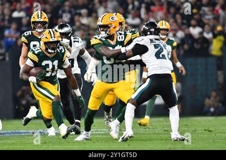 São PAULO, BRÉSIL - 6 SEPTEMBRE : Green Bay Packers Running Back Emanuel Wilson (31 ans) court au sol lors d'un match NFL entre les Green Bay Packers et les Philadelphia Eagles à l'Arena Corinthians le 6 septembre 2024 à Sao Paulo, Brésil. (Photo de Leandro Bernardes/PxImages) crédit : Px images/Alamy Live News Banque D'Images