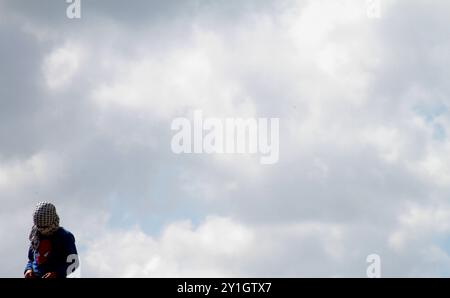 De jeunes Palestiniens lancent des pierres lors d'affrontements avec des soldats israéliens, à la suite d'une manifestation contre l'expropriation de terres palestiniennes par Israël dans le village de Kfar Qaddum, en Cisjordanie. Les habitants de Kafr Qaddum organisent des manifestations hebdomadaires depuis 2011 contre les confiscations de terres israéliennes pour étendre une colonie israélienne locale, ainsi que la fermeture de la route sud du village vers Naplouse par les forces israéliennes depuis 2003. Le village de Kafr Qaddum est situé dans le district de Qalqiliya, au nord de la Cisjordanie Banque D'Images