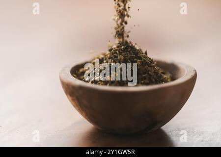 Herbes de Provence séchées pour l'assaisonnement dans un bol en bois sur la table, l'accent peu profondes Banque D'Images