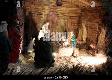 L'église de l'Annonciation à Nazareth le jour de Noël. Adorateur assister à la basilique pour la messe du matin de Noël. L'église de l'Annonciation à Nazareth a été construite sur le site que la tradition catholique considère comme étant la maison de la Vierge Marie et le lieu où Marie a été annoncée par l'ange Gabriel qu'elle concevrait et porterait le fils de Dieu, Jésus. C'est la raison pour laquelle le site est extrêmement important dans le christianisme Banque D'Images