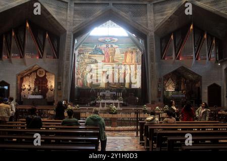 L'église de l'Annonciation à Nazareth le jour de Noël. Adorateur assister à la basilique pour la messe du matin de Noël. L'église de l'Annonciation à Nazareth a été construite sur le site que la tradition catholique considère comme étant la maison de la Vierge Marie et le lieu où Marie a été annoncée par l'ange Gabriel qu'elle concevrait et porterait le fils de Dieu, Jésus. C'est la raison pour laquelle le site est extrêmement important dans le christianisme Banque D'Images