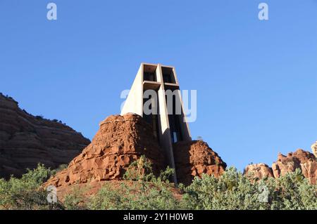 Moderne la chapelle de la Sainte Croix à Sedona arizona au sommet de formations rocheuses rouges au milieu d'un ciel bleu clair. Banque D'Images