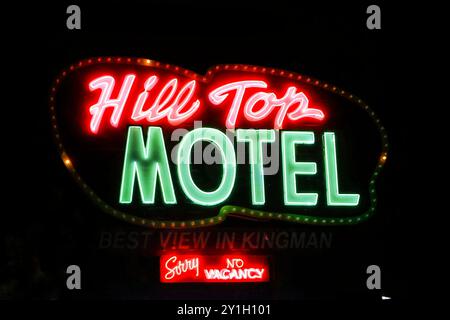 Signe de néon de Hill Top Motel brillant dans la nuit avec un signe plus petit ci-dessous indiquant désolé pas de vacance, situé à Kingman. arizona sur la route 66 Banque D'Images