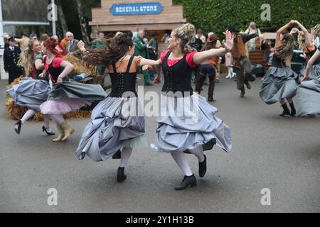 Goodwood, West Sussex, Royaume-Uni. 7 septembre 2024. Danse sur le thème du Wild West au Goodwood Revival à Goodwood, West Sussex, Royaume-Uni. © Malcolm Greig/Alamy Live News Banque D'Images