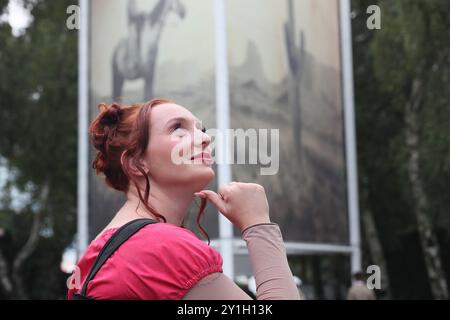 Goodwood, West Sussex, Royaume-Uni. 7 septembre 2024. Actrice sur le thème Wild West au Goodwood Revival à Goodwood, West Sussex, Royaume-Uni. © Malcolm Greig/Alamy Live News Banque D'Images