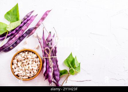 Haricots blancs séchés non cuits dans un bol Banque D'Images