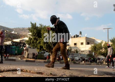 Les Palestiniens affrontent des soldats israéliens lors d'une manifestation contre la reconnaissance par le président américain Donald Trump de Jérusalem comme capitale d'Israël, dans la ville de Naplouse en Cisjordanie. Les manifestants ont lancé des pierres sur les soldats israéliens qui leur ont tiré des gaz lacrymogènes et des balles en caoutchouc. Un certain nombre de manifestants palestiniens ont été arrêtés. Des manifestations ont eu lieu dans plusieurs villes de Cisjordanie pour le deuxième vendredi depuis l'8217 annonce de Trump la semaine dernière et celle de 8217 sur Jérusalem. Les manifestations ont suivi les prières de vendredi midi, alors que les Palestiniens exprimaient leur colère contre la décision de Trump&#8217;s qui ignore th Banque D'Images