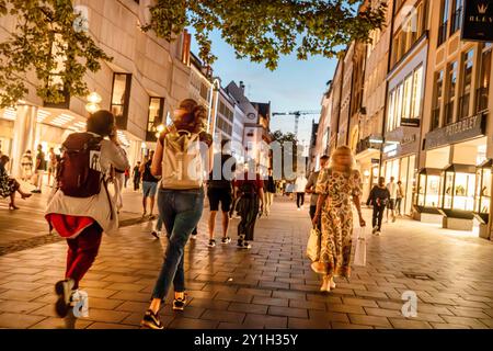 Abendbummel in der Kaufingerstraße, kurz nach Geschäftsschluss um 20 Uhr, München, septembre 2024 Deutschland, München, septembre 2024, shopping in der Kaufingerstraße, an einem der letzten schönen Sommerabende sind viele Münchner und Münchnerinnen unterwegs, machen am Freitagabend einen Stadtbummel oder kaufen ein, kurz nach Geschäftsschluss um 20 Uhr, es wird inzwischen wieder früher dunkel, der Herbst naht, Fußgängerzone, Einkaufsstraße, Straßenbeleuchtung,, Einzelhandel, Wirtschaft, Bayern *** balade en soirée dans la Kaufingerstrasse, peu après l'heure de fermeture à 20 heures, Munich, septembre 2024 G Banque D'Images