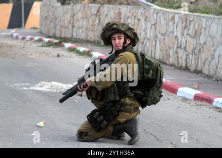 Des affrontements ont éclaté dans la ville d'Al-Naqura, près de Naplouse, en Cisjordanie, entre les forces de sécurité israéliennes et les Palestiniens en colère contre la décision de Trump à Jérusalem. Il y a eu plusieurs affrontements entre Palestiniens et forces israéliennes en Cisjordanie, Gaza et Jérusalem-est, suite à la reconnaissance par le président américain Donald Trump&#8217;s de Jérusalem comme capitale d'Israël&#8217;s.. Federica Mogherini, la haute représentante de l'Union européenne pour les affaires étrangères, a souligné que l'annonce de Trump a le potentiel de nous faire reculer vers des temps encore plus sombres que ceux que nous sommes déjà Banque D'Images