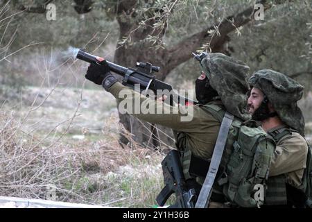 Des affrontements ont éclaté dans la ville d'Al-Naqura, près de Naplouse, en Cisjordanie, entre les forces de sécurité israéliennes et les Palestiniens en colère contre la décision de Trump à Jérusalem. Il y a eu plusieurs affrontements entre Palestiniens et forces israéliennes en Cisjordanie, Gaza et Jérusalem-est, suite à la reconnaissance par le président américain Donald Trump&#8217;s de Jérusalem comme capitale d'Israël&#8217;s.. Federica Mogherini, la haute représentante de l'Union européenne pour les affaires étrangères, a souligné que l'annonce de Trump a le potentiel de nous faire reculer vers des temps encore plus sombres que ceux que nous sommes déjà Banque D'Images