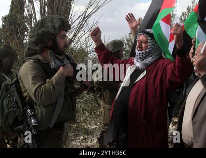 Des affrontements ont éclaté dans la ville d'Al-Naqura, près de Naplouse, en Cisjordanie, entre les forces de sécurité israéliennes et les Palestiniens en colère contre la décision de Trump à Jérusalem. Il y a eu plusieurs affrontements entre Palestiniens et forces israéliennes en Cisjordanie, Gaza et Jérusalem-est, suite à la reconnaissance par le président américain Donald Trump&#8217;s de Jérusalem comme capitale d'Israël&#8217;s.. Federica Mogherini, la haute représentante de l'Union européenne pour les affaires étrangères, a souligné que l'annonce de Trump a le potentiel de nous faire reculer vers des temps encore plus sombres que ceux que nous sommes déjà Banque D'Images