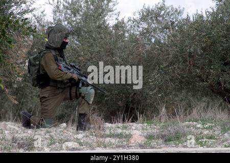 Des affrontements ont éclaté dans la ville d'Al-Naqura, près de Naplouse, en Cisjordanie, entre les forces de sécurité israéliennes et les Palestiniens en colère contre la décision de Trump à Jérusalem. Il y a eu plusieurs affrontements entre Palestiniens et forces israéliennes en Cisjordanie, Gaza et Jérusalem-est, suite à la reconnaissance par le président américain Donald Trump&#8217;s de Jérusalem comme capitale d'Israël&#8217;s.. Federica Mogherini, la haute représentante de l'Union européenne pour les affaires étrangères, a souligné que l'annonce de Trump a le potentiel de nous faire reculer vers des temps encore plus sombres que ceux que nous sommes déjà Banque D'Images