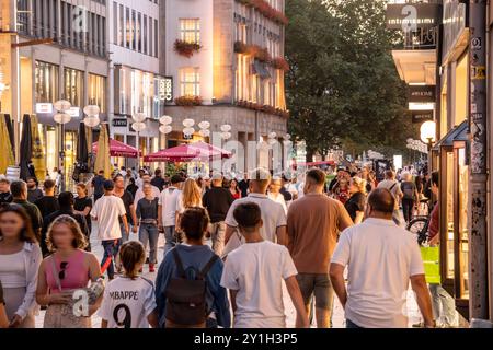 Abendbummel in der Kaufingerstraße, kurz vor Geschäftsschluss um 20 Uhr, München, septembre 2024 Deutschland, München, septembre 2024, shopping in der Kaufingerstraße, an einem der letzten schönen Sommerabende sind viele Münchner und Münchnerinnen unterwegs, machen am Freitagabend einen Stadtbummel oder kaufen ein, kurz vor Geschäftsschluss um 20 Uhr, es wird inzwischen wieder früher dunkel, der Herbst naht, Einkaufsstraße, Fußgängerzone, Blaue Stunde, Einzelhandel, Wirtschaft, Bayern *** balade nocturne dans la Kaufingerstrasse, peu avant l'heure de fermeture à 20 heures, Munich, septembre 2024 Allemagne, Banque D'Images