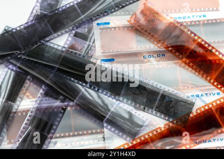 Film photo couleur et noir et blanc pour les négatifs placés dans un dossier de conservation. Banque D'Images