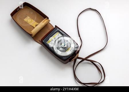 Un photomètre photographique vintage isolé dans un fond blanc. Banque D'Images