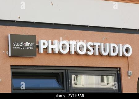 Blick am Donnerstag 05.09.2024 im Stadtzentrum der Hanse- und Universitätsstadt Rostock, genauer gesagt in der Kröpeliner Straße, der Hauptgeschäftstraße der Stadt auf eine filiale der Fotostudio-Kette Studioline. Wie übereinstimmend zahlreiche Medien in Deutschland kürzlich berichteten Hat das Traditionsunternehmen, das Fotostudios in ganz Deutschland betreibt, kürzlich Insolvenz angemeldet. Dennoch läuft der Betrieb dans Rostock zunächst weiter. *** Voir le jeudi 05 09 2024 dans le centre-ville de la ville hanséatique et universitaire de Rostock, plus précisément à Kröpeliner Straße, les citys mai Banque D'Images