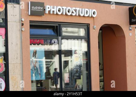 Blick am Donnerstag 05.09.2024 im Stadtzentrum der Hanse- und Universitätsstadt Rostock, genauer gesagt in der Kröpeliner Straße, der Hauptgeschäftstraße der Stadt auf eine filiale der Fotostudio-Kette Studioline. Wie übereinstimmend zahlreiche Medien in Deutschland kürzlich berichteten Hat das Traditionsunternehmen, das Fotostudios in ganz Deutschland betreibt, kürzlich Insolvenz angemeldet. Dennoch läuft der Betrieb dans Rostock zunächst weiter. *** Voir le jeudi 05 09 2024 dans le centre-ville de la ville hanséatique et universitaire de Rostock, plus précisément à Kröpeliner Straße, les citys mai Banque D'Images