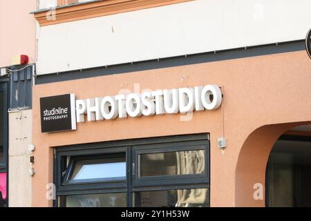 Blick am Donnerstag 05.09.2024 im Stadtzentrum der Hanse- und Universitätsstadt Rostock, genauer gesagt in der Kröpeliner Straße, der Hauptgeschäftstraße der Stadt auf eine filiale der Fotostudio-Kette Studioline. Wie übereinstimmend zahlreiche Medien in Deutschland kürzlich berichteten Hat das Traditionsunternehmen, das Fotostudios in ganz Deutschland betreibt, kürzlich Insolvenz angemeldet. Dennoch läuft der Betrieb dans Rostock zunächst weiter. *** Voir le jeudi 05 09 2024 dans le centre-ville de la ville hanséatique et universitaire de Rostock, plus précisément à Kröpeliner Straße, les citys mai Banque D'Images