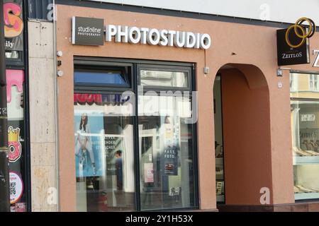 Blick am Donnerstag 05.09.2024 im Stadtzentrum der Hanse- und Universitätsstadt Rostock, genauer gesagt in der Kröpeliner Straße, der Hauptgeschäftstraße der Stadt auf eine filiale der Fotostudio-Kette Studioline. Wie übereinstimmend zahlreiche Medien in Deutschland kürzlich berichteten Hat das Traditionsunternehmen, das Fotostudios in ganz Deutschland betreibt, kürzlich Insolvenz angemeldet. Dennoch läuft der Betrieb dans Rostock zunächst weiter. *** Voir le jeudi 05 09 2024 dans le centre-ville de la ville hanséatique et universitaire de Rostock, plus précisément à Kröpeliner Straße, les citys mai Banque D'Images