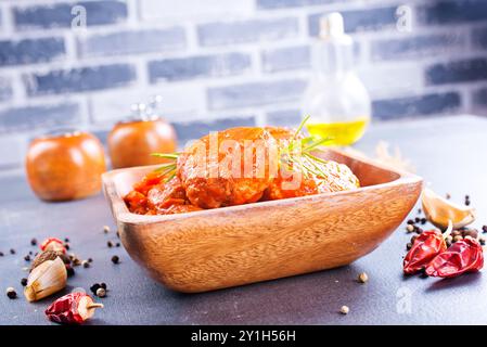 Côtelettes avec sauce tomate dans un bol Banque D'Images