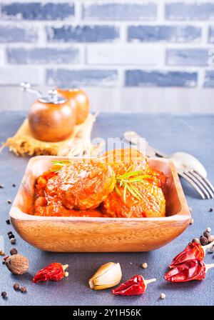 Côtelettes avec sauce tomate dans un bol Banque D'Images