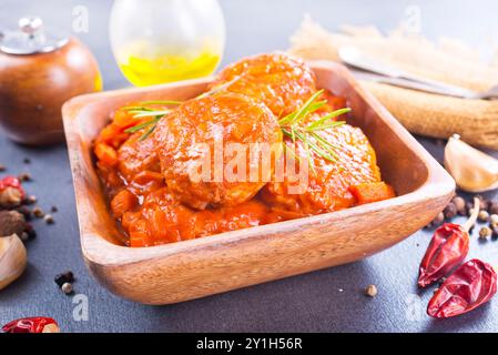 Côtelettes avec sauce tomate dans un bol Banque D'Images
