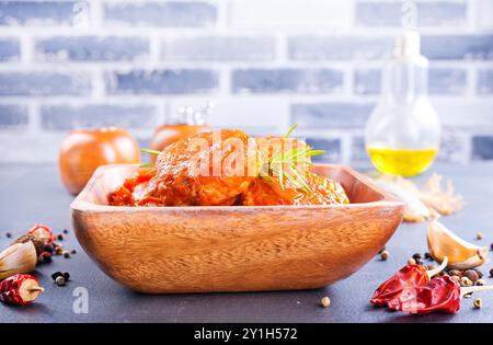 Côtelettes avec sauce tomate dans un bol Banque D'Images