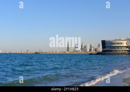 Vue de Koweït City dans une journée ensoleillée et coucher de soleil en arrière-plan. Banque D'Images